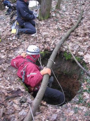 Những chiếc hố sâu bí ẩn trong rừng rậm ở Nga