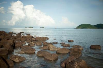 Biển xanh cát trắng nắng lung linh trên đảo Ngọc Vừng, Quảng Ninh.